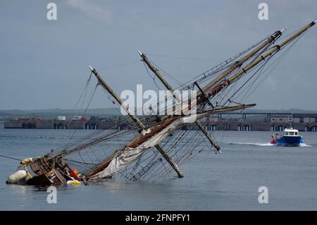 Zebù, Tall Ship corrono intorno al porto di Holyhead Foto Stock