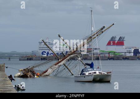 Zebù, Tall Ship corrono intorno al porto di Holyhead Foto Stock