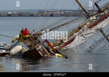 Zebù, Tall Ship corrono intorno al porto di Holyhead Foto Stock