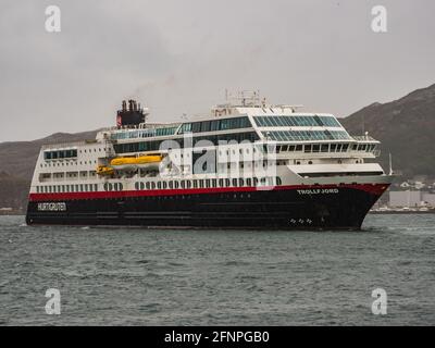 Bodo, Norvegia - 20 agosto 2019: cruise ferry vela lungo la costa della Norvegia. Nordland. L'Europa. Gate Lofoten Foto Stock