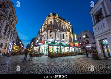 BUCAREST, ROMANIA - 11 SETTEMBRE 2019: La Città Vecchia di Bucarest, lunga esposizione in serata con persone in movimento sfocato Foto Stock