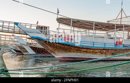 I dhows tradizionali si sono parcheggiati insieme nella Corniche di Doha. Fuoco selettivo Foto Stock