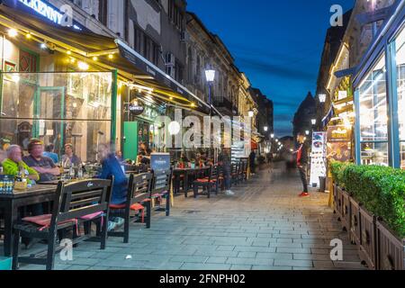 BUCAREST, ROMANIA - 11 SETTEMBRE 2019: La Città Vecchia di Bucarest, lunga esposizione in serata con persone in movimento sfocato Foto Stock