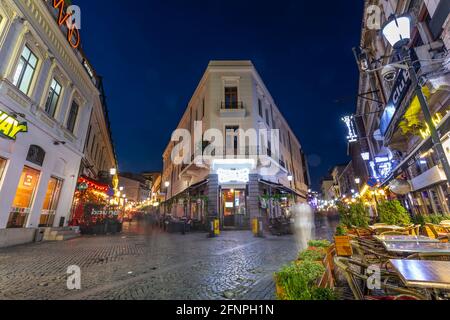 BUCAREST, ROMANIA - 11 SETTEMBRE 2019: La Città Vecchia di Bucarest, lunga esposizione in serata con persone in movimento sfocato Foto Stock