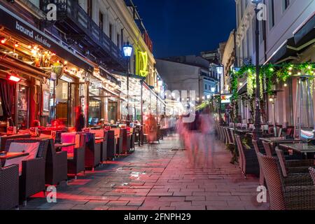 BUCAREST, ROMANIA - 11 SETTEMBRE 2019: La Città Vecchia di Bucarest, lunga esposizione in serata con persone in movimento sfocato Foto Stock