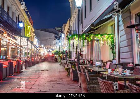 BUCAREST, ROMANIA - 11 SETTEMBRE 2019: La Città Vecchia di Bucarest, lunga esposizione in serata con persone in movimento sfocato Foto Stock