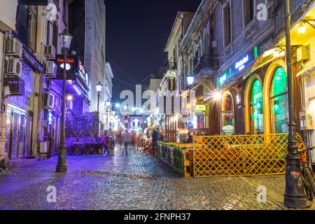 BUCAREST, ROMANIA - 11 SETTEMBRE 2019: La Città Vecchia di Bucarest, lunga esposizione in serata con persone in movimento sfocato Foto Stock