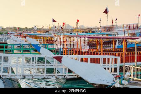 I dhows tradizionali si sono parcheggiati insieme nella Corniche di Doha. Fuoco selettivo Foto Stock