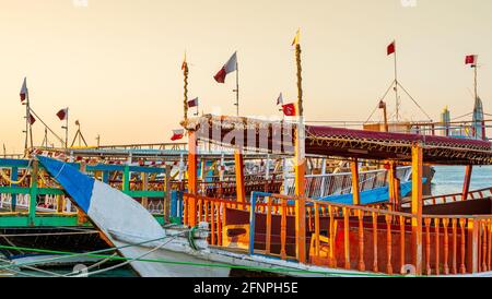 I dhows tradizionali si sono parcheggiati insieme nella Corniche di Doha. Fuoco selettivo Foto Stock