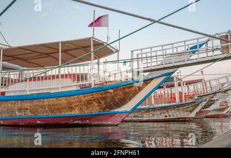 I dhows tradizionali si sono parcheggiati insieme nella Corniche di Doha. Fuoco selettivo Foto Stock