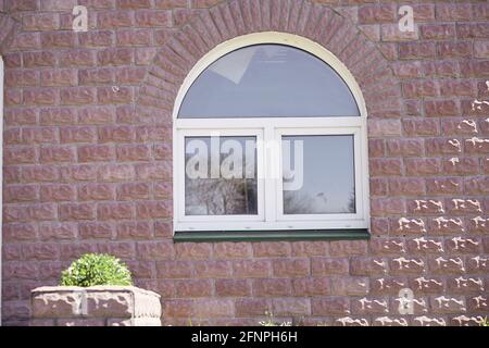 Bella finestra piccola in giornata di sole. Progettazione dell'architettura. Foto di alta qualità Foto Stock