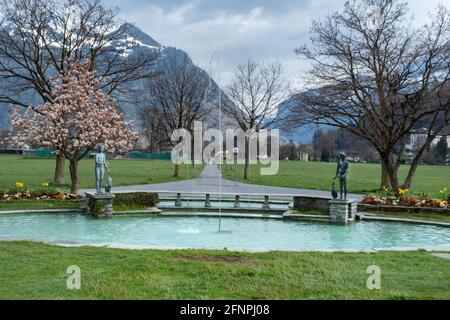 Interlaken, Svizzera - 19 aprile 2021: Bellissimo parco Höhematte con primavera Foto Stock