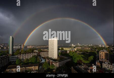 Londra, Regno Unito. 18 maggio 2021. Tempo nel Regno Unito: Un enorme doppio arcobaleno si rompe su Londra est dopo una breve tempesta pomeridiana. Credit: Guy Corbishley/Alamy Live News Foto Stock