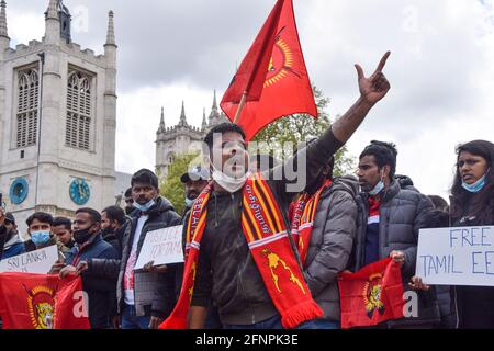 Londra, Regno Unito. 18 maggio 2021. Manifestanti in Piazza del Parlamento. I manifestanti si sono riuniti in Piazza del Parlamento e fuori Downing Street per il dodicesimo anniversario del massacro di Mullivaikkal e quello che i manifestanti chiamano "genocidio" contro i Tamil di Eelam nello Sri Lanka. (Credit: Vuk Valcic / Alamy Live News) Foto Stock