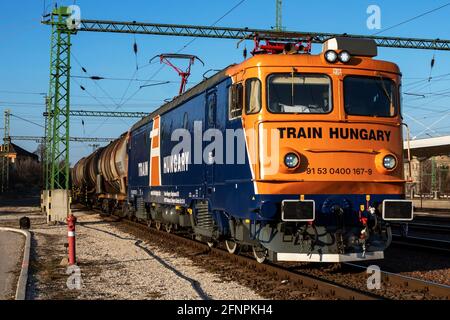 Budapest, Ungheria - 28 febbraio 2021: Trasporto ferroviario internazionale. Carro ferroviario per il trasporto merci alla stazione ferroviaria. Trasporto e spedizione globale. Foto Stock