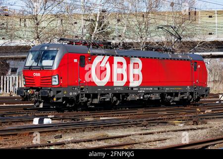 Budapest, Ungheria - 13 marzo 2021: Locomotiva alla stazione ferroviaria. Trasporto internazionale. Trasporto globale. Trasporto del carico. Foto Stock