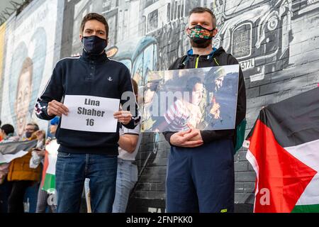 Belfast, Regno Unito. 18 maggio 2021: Il Consigliere di Belfast Matthew Collins (sinistra) e MLA Gerry Carroll da persone prima del profitto, PBP, manifestanti hanno partecipato ad un raduno a sostegno del popolo palestinese. Foto Stock