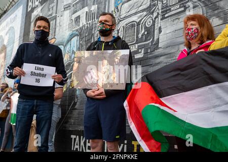 Belfast, Regno Unito. 18 maggio 2021: Il Consigliere di Belfast Matthew Collins (sinistra) e MLA Gerry Carroll da persone prima del profitto, PBP, manifestanti hanno partecipato ad un raduno a sostegno del popolo palestinese. Foto Stock