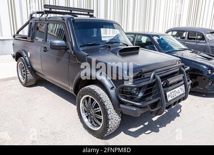 Samara, Russia - 15 maggio 2021: Veicolo Lada 2329 ottimizzato con pneumatici per tutti i terreni. Veicolo 4x4 nero per tutti i terreni Foto Stock