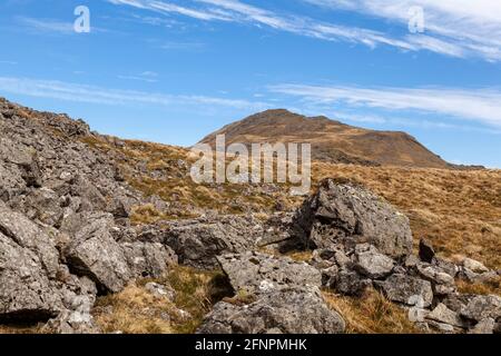 Guardando verso la cima marziana di Arenig Fawr, una delle tante montagne che si trovano nel Parco Nazionale di Snowdonia, Galles Foto Stock