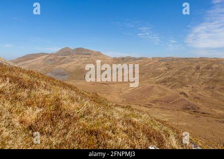 Guardando verso la cima di Arenig Fawr da Moel Llyfnant, una delle tante montagne che si trovano nel Parco Nazionale di Snowdonia, Galles Foto Stock