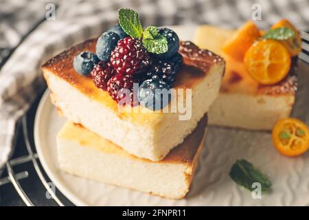 Pezzi di caseruola di formaggio cottage su piatto, closeup Foto Stock
