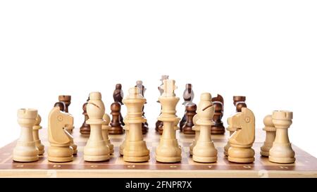 Tavolo da gioco con pezzi di scacchi su sfondo bianco Foto Stock
