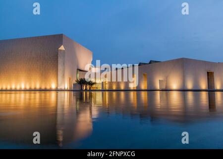 MANAMA, BAHRAIN - 15 MARZO 2017: Veduta del Museo Nazionale del Bahrain che si riflette in uno stagno. Foto Stock