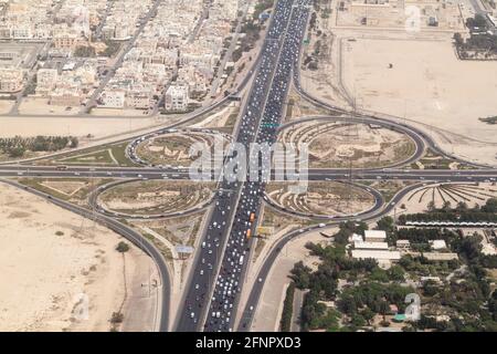 Vista aerea di un incrocio autostradale nella città di Kuwait Foto Stock