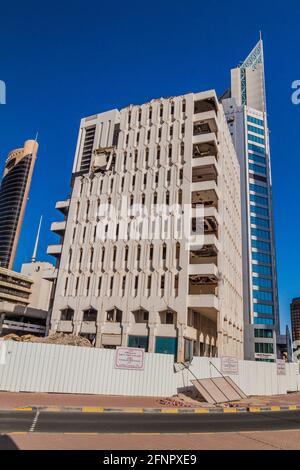 KUWAIT CITY, KUWAIT - 17 MARZO 2017: Edificio demolito nel centro della città del Kuwait. Foto Stock