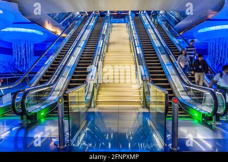 DUBAI, Emirati Arabi Uniti - 7 MARZO 2017: Scale mobili della stazione metropolitana BurJuman a Dubai, Emirati Arabi Uniti. Foto Stock
