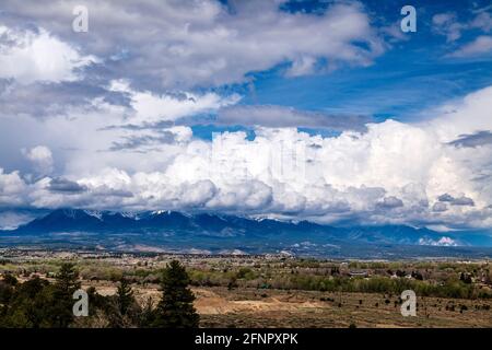 Vista in primavera delle nubi tempeste sui picchi Collegiate; Montagne Rocciose; Colorado centrale; Stati Uniti Foto Stock