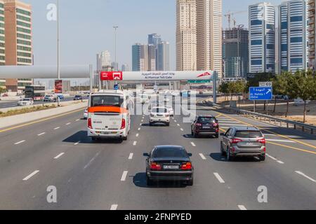 SHARJAH, Emirati Arabi Uniti - 11 MARZO 2017: Traffico sulla strada che collega Dubai e Sharjah Foto Stock