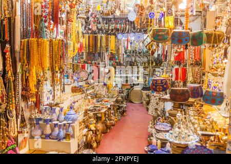 SHARJAH, Emirati Arabi Uniti - 11 MARZO 2017: Piccolo negozio nel Souq al Arsah a Sharjah. Foto Stock