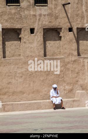 DUBAI, Emirati Arabi Uniti - 12 MARZO 2017: Uomo locale nel distretto storico di al Shindagha a Dubai, Emirati Arabi Uniti Foto Stock