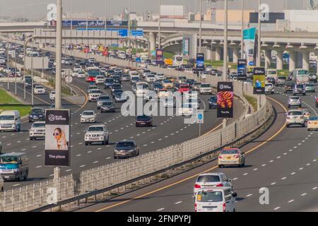 DUBAI, Emirati Arabi Uniti - 12 MARZO 2017: Traffico sulla Sheikh Zayed Road a Dubai, Emirati Arabi Uniti Foto Stock