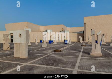 MANAMA, BAHRAIN - 15 MARZO 2017: Statue accanto al Museo Nazionale del Bahrain Foto Stock