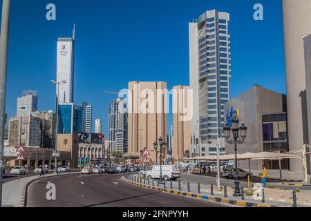 KUWAIT CITY, KUWAIT - 17 MARZO 2017: Traffico su una strada nel centro della città di Kuwait. Foto Stock