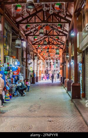 KUWAIT CITY, KUWAIT - 17 MARZO 2017: Vicolo nel mercato Souq nella città di Kuwait. Foto Stock