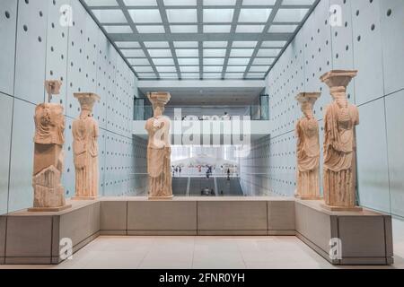 Atene, Grecia - 17 giugno 2017: Interno del nuovo moderno Museo dell'Acropoli e persone che si godono le mostre, famosa attrazione turistica ad Atene, Foto Stock