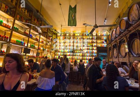 Atene, Grecia - 17 giugno 2017: Il famoso bar Brettos nel quartiere di Plaka con scaffali con colorate bottiglie di bevande Foto Stock