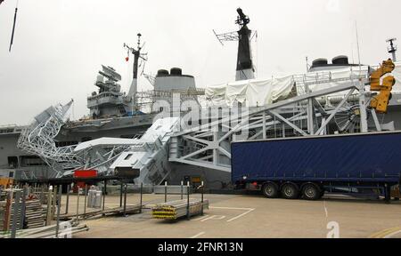 HMS Invincible, Portsmouth Naval Dockyard, 09/11/04 il relitto di una gru da cantiere da 100 piedi che è caduto su HMS Invincible oggi - la gru è stata azionata da un lavoratore FSL ( Fleet Support Limited) presso il cantiere navale - è in ospedale. PIC MIKE WALKER 2004 Foto Stock