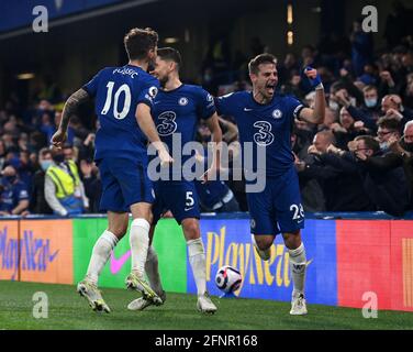 Il Chelsea's Jorginho (centro) celebra il secondo gol della partita durante la partita della Premier League a Stamford Bridge, Londra. Data immagine: Martedì 18 maggio 2021. Foto Stock