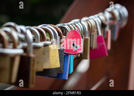 Molte serrature d'amore colorate sul ponte. Primo piano. Foto Stock