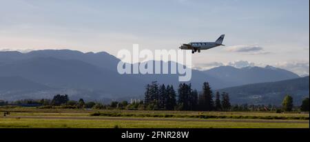 Piccolo aeroplano Charter che sorvola l'aeroporto con equipaggiamento di atterraggio malfunzionamento Foto Stock