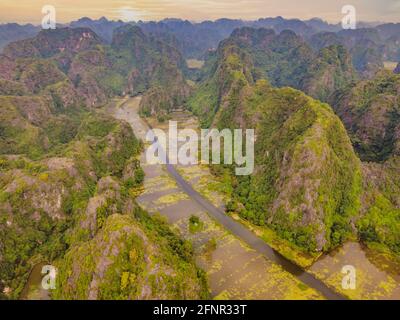 Il maestoso paesaggio sul fiume Ngo Dong a Tam Coc Bich Dong vista dal drone nella provincia di Ninh Binh di Vietnam Foto Stock