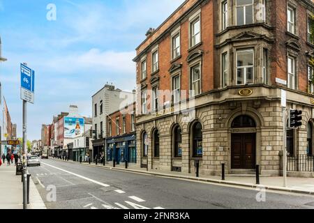 Merrion Row a Dublino, Irlanda. Come parte di un progetto pilota parte della strada sarà pedonata e attraverso il traffico ridotto a una corsia. Foto Stock