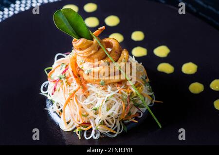 Noodle di riso con calamari fritti Foto Stock