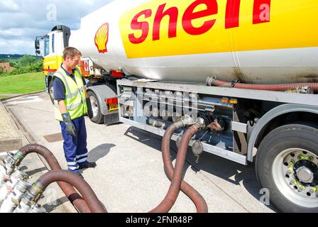 Shell tanker serbatoi di riempimento alla stazione di benzina, Cardiff Wales, Regno Unito Foto Stock