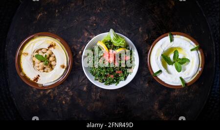 Mix di mezze: Hummus, Haydari e Tabbouleh Foto Stock